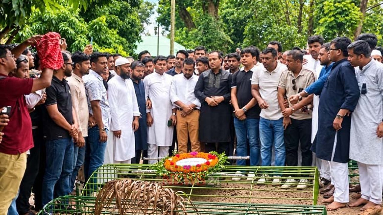 শাকিলের কবর জিয়ারতে ছাত্রদলের কেন্দ্রীয় নেতারা, হত্যাকারীর বিরুদ্ধে কঠোর শাস্তি দাবি